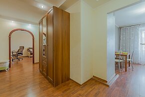 FlatHome24 on Kolomiazhsky