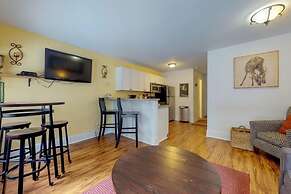 Wildwood Lodge Downtown Condos with Hot Tub