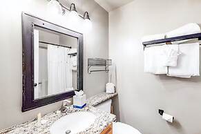 Wildwood Lodge Downtown Condos with Hot Tub