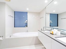 Circle on Cavill - Q Stay