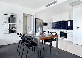 Circle on Cavill - Q Stay