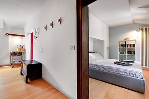 Bragora Smoochy Attic Venice