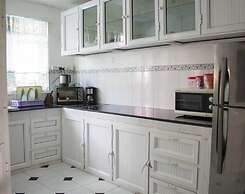 La Joliette Bungalow - Opposite Pereybere Beach