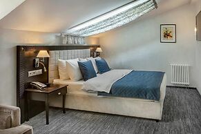 Seasons Boutique Hotel