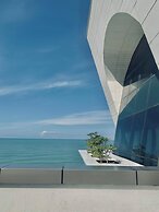 The Grand Gloria Hotel