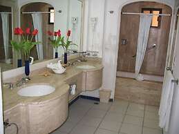 Special Offer, Unbeatable Location - 2BR Suite