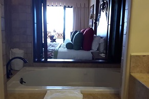 Unique Master 1 Bedroom Suite 1 King