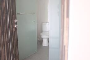 RedDoorz Plus near Mall Ciputra Jakarta