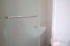 RedDoorz Plus near Mall Ciputra Jakarta