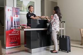 RedDoorz Plus near Mall Ciputra Jakarta