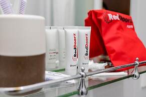 RedDoorz Plus near Mall Ciputra Jakarta