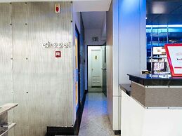 RedDoorz Plus @ Banawe Quezon City Weekly Stay