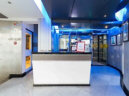 RedDoorz Plus @ Banawe Quezon City Weekly Stay