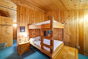 10sl - Real Log - Wifi - Sleeps-8 2 Bedroom Home by RedAwning