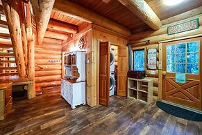 10sl - Real Log - Wifi - Sleeps-8 2 Bedroom Home by RedAwning