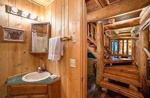 10sl - Real Log - Wifi - Sleeps-8 2 Bedroom Home by RedAwning