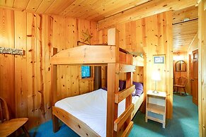 10sl - Real Log - Wifi - Sleeps-8 2 Bedroom Home by RedAwning