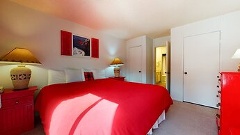 Summit 234 Pet-Friendly, Quaint, Walk to Eagle Lodge by RedAwning