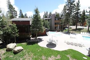 Summit 234 Pet-Friendly, Quaint, Walk to Eagle Lodge by RedAwning