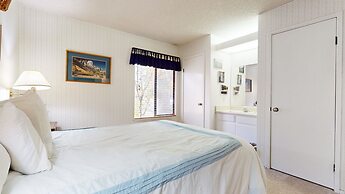 Summit 237 Pet-Friendly, Rustic, On Free Shuttle Route by RedAwning