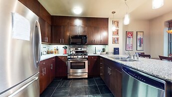 Solstice 4 Modern, Private Washer Dryer, Close to Eagle Lodge by Redaw