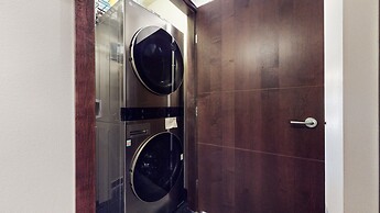 Solstice 4 Modern, Private Washer Dryer, Close to Eagle Lodge by Redaw