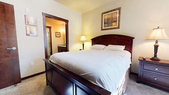 Solstice 4 Modern, Private Washer Dryer, Close to Eagle Lodge by Redaw