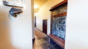 Solstice 4 Modern, Private Washer Dryer, Close to Eagle Lodge by Redaw