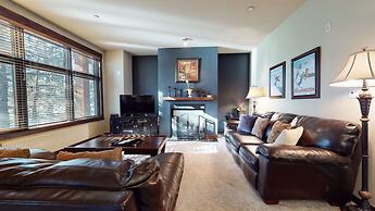 Solstice 4 Modern, Private Washer Dryer, Close to Eagle Lodge by Redaw