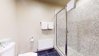 Solstice 4 Modern, Private Washer Dryer, Close to Eagle Lodge by Redaw