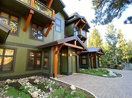 Solstice 4 Modern, Private Washer Dryer, Close to Eagle Lodge by Redaw