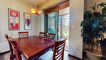 Solstice 4 Modern, Private Washer Dryer, Close to Eagle Lodge by Redaw