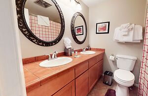 Sierra Manors 8 Pet-Friendly, Short Walk to the Shuttle, Spacious, Cen