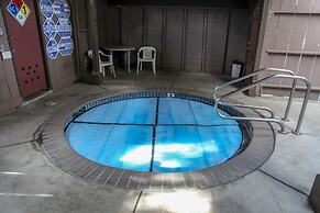 Sierra Manors 8 Pet-Friendly, Short Walk to the Shuttle, Spacious, Cen