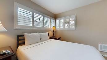 Sierra Manors 8 Pet-Friendly, Short Walk to the Shuttle, Spacious, Cen