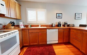 Sierra Manors 8 Pet-Friendly, Short Walk to the Shuttle, Spacious, Cen