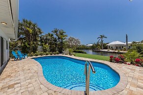 Gladiolus On The Water 3 Bedroom Home by RedAwning