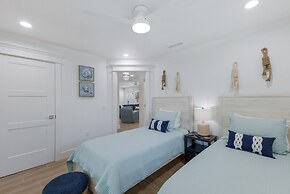 Gladiolus On The Water 3 Bedroom Home by RedAwning