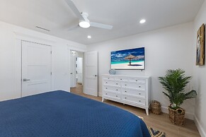 Gladiolus On The Water 3 Bedroom Home by RedAwning