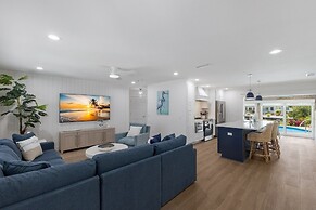 Gladiolus On The Water 3 Bedroom Home by RedAwning