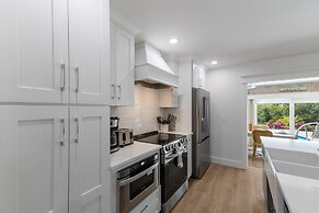 Gladiolus On The Water 3 Bedroom Home by RedAwning