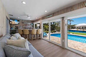 Gladiolus On The Water 3 Bedroom Home by RedAwning