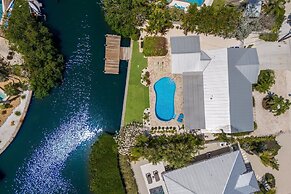 Gladiolus On The Water 3 Bedroom Home by RedAwning