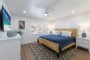 Gladiolus On The Water 3 Bedroom Home by RedAwning