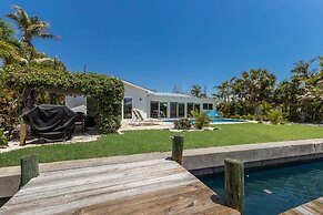 Gladiolus On The Water 3 Bedroom Home by RedAwning