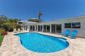 Gladiolus On The Water 3 Bedroom Home by RedAwning