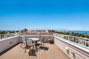 Blue Water Escape 3 Bedroom Villa by RedAwning