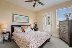 Blue Water Escape 3 Bedroom Villa by RedAwning