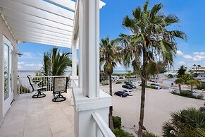 Blue Water Escape 3 Bedroom Villa by RedAwning