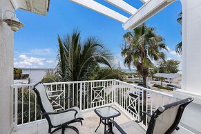 Blue Water Escape 3 Bedroom Villa by RedAwning